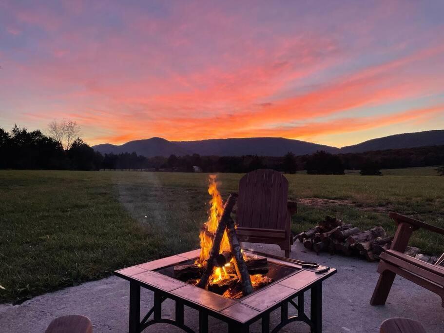 Вилла Holly Tree Retreat Located In Beautiful Luray, Va. Экстерьер фото